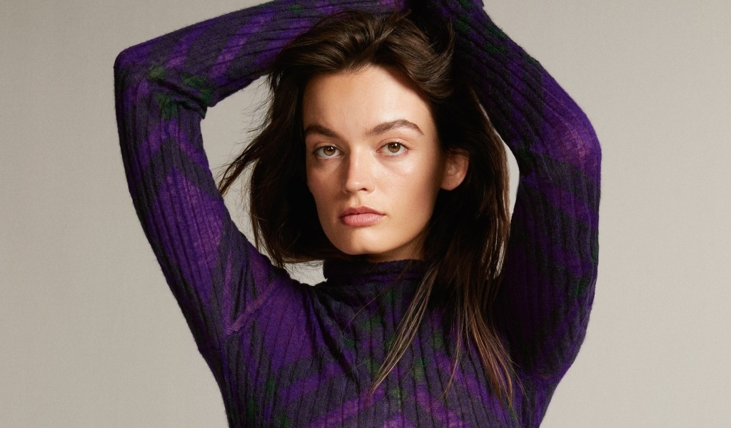 Красивая девушка актриса Эмма Маки в свитере