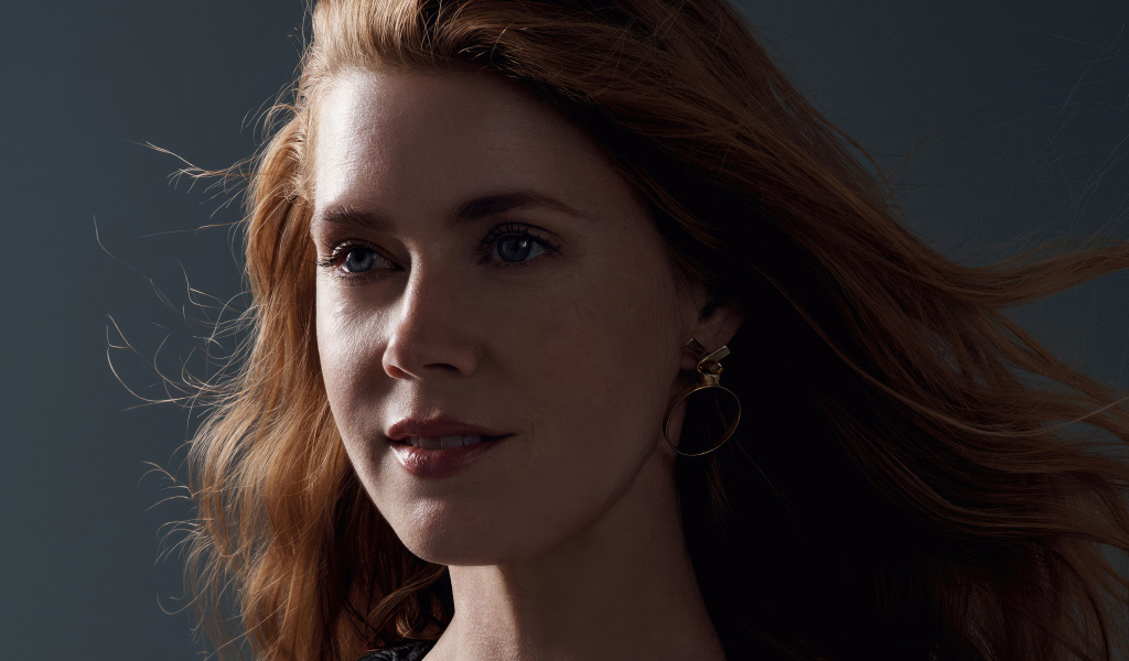 Красивая рыжеволосая американская актриса Эми Адамс