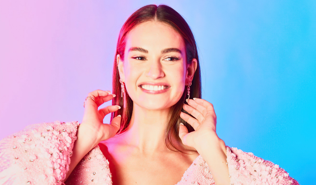 Красивая улыбающаяся девушка актриса Лили Джеймс