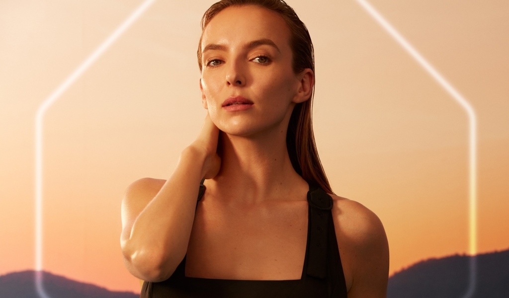 Красивая женщина актриса Джоди Комер