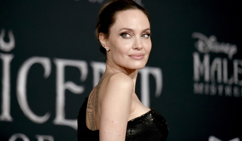 Красивая женщина популярная актриса Анджелина Джоли