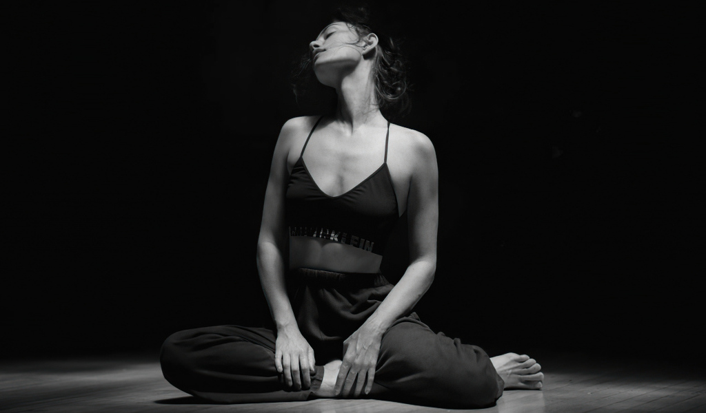 Черно -белое фото актрисы Эми Гарднер