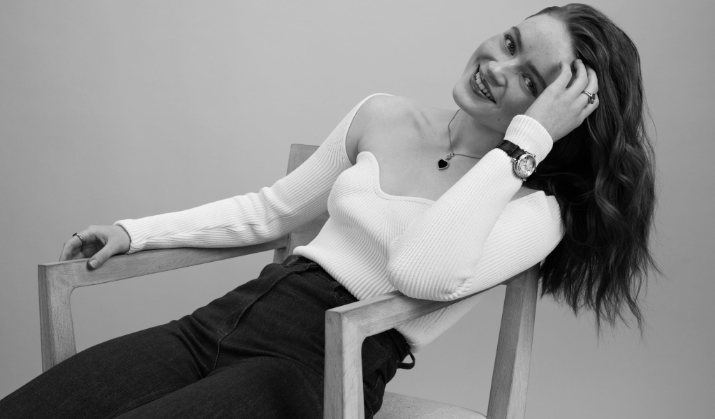 Черно-белое фото актрисы Сэди Синк