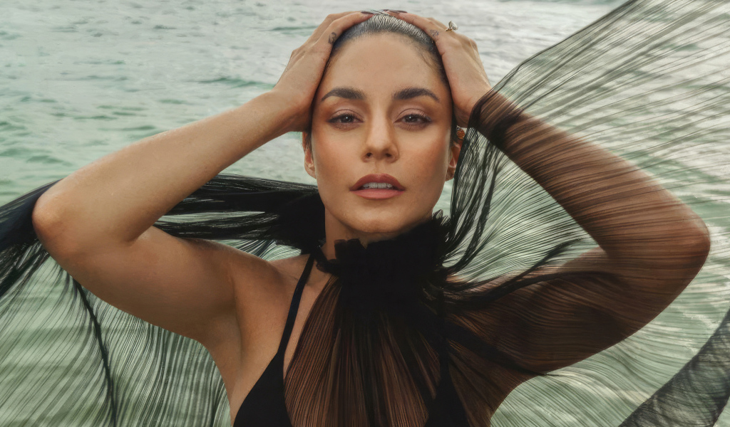 Черный наряд на актрисе Ванесса Хадженс