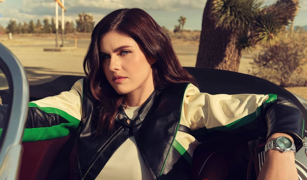 Голубоглазая актриса Александра Даддарио сидит в авто