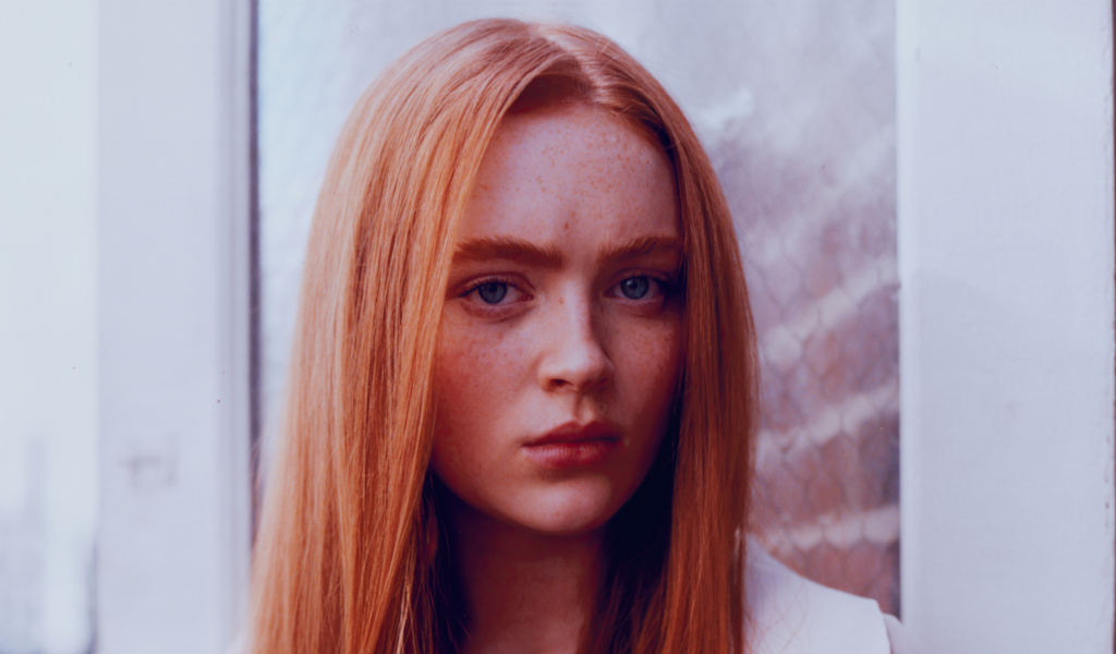 Голубоглазая рыжеволосая девушка Сэди Синк