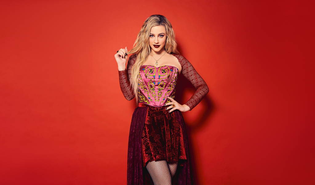 Яркая актриса Лили Рейнхарт на красном фоне