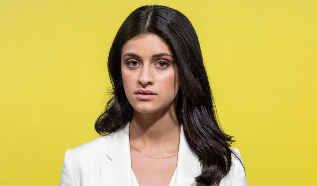 Британская актриса Аня Чалотра на желтом фоне