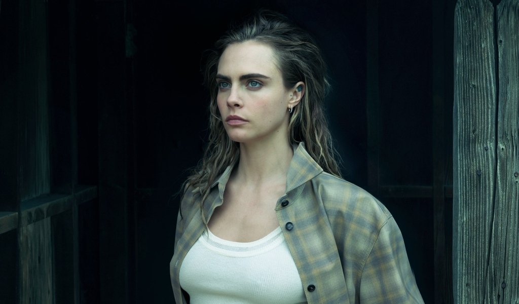 Британская актриса Кара Делевинь в рубашке