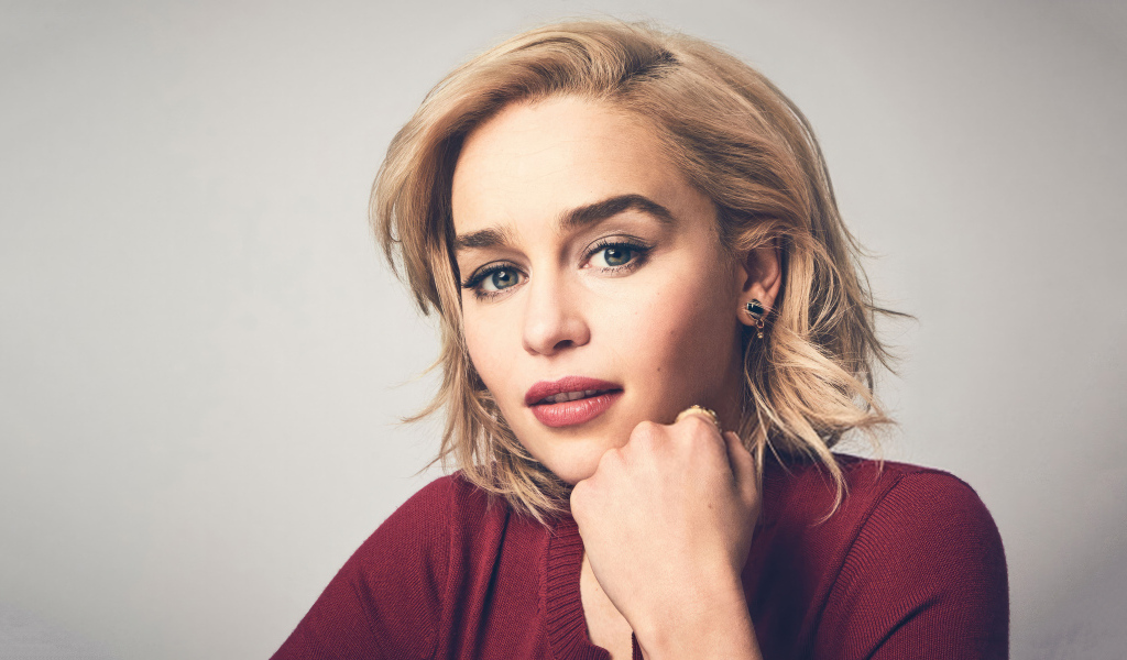 Британская актриса Эмилия Кларк в красном свитере