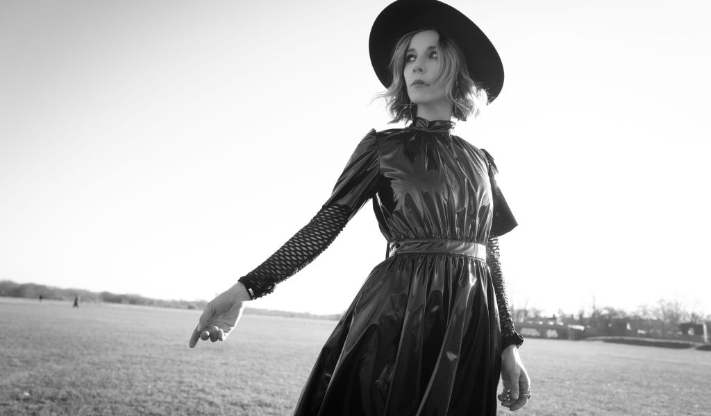 Британская актриса София ди Мартино в черном платье