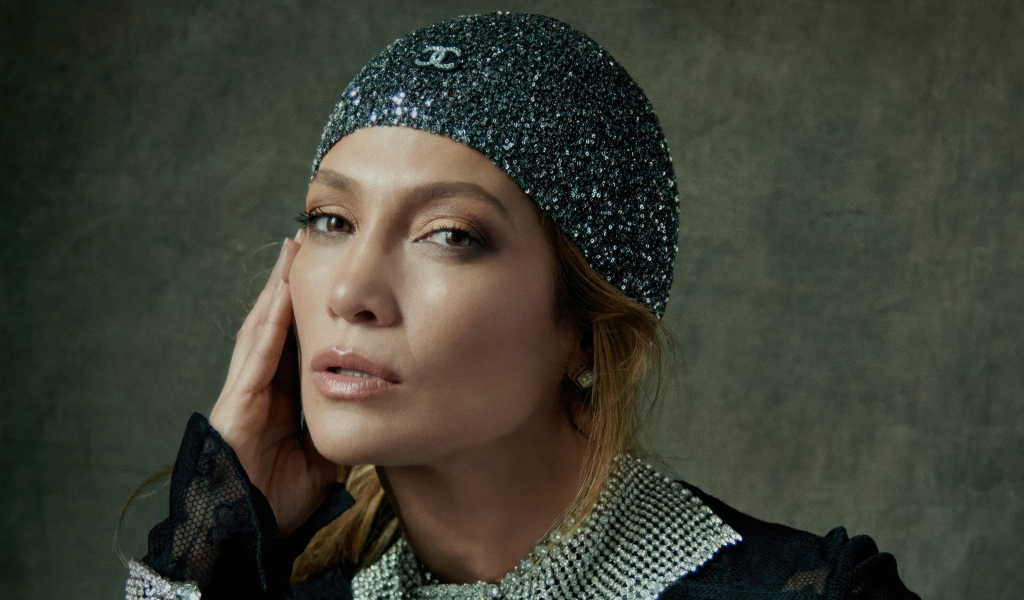 Кареглазая Дженнифер Лопес в блестящей шапке
