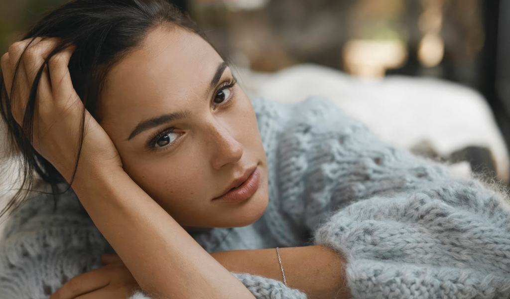 Кареглазая актриса Галь Гадот в теплом свитере