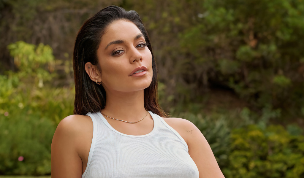 Кареглазая актриса Ванесса Хадженс в белой майке