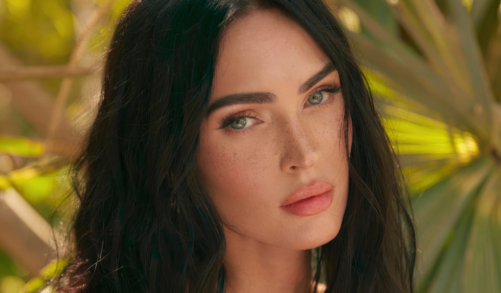 Взгляд актрисы Меган Фокс крупным планом