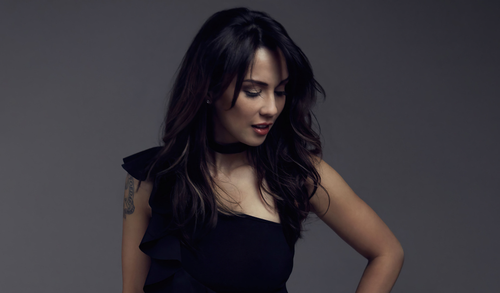 Милая девушка актриса Лекса Дойг  в черном платье