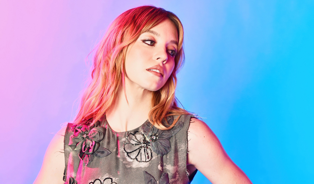 Милая рыжеволосая девушка актриса Сидни Суини