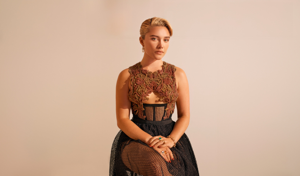 Милая молодая девушка актриса Флоренс Пью в платье