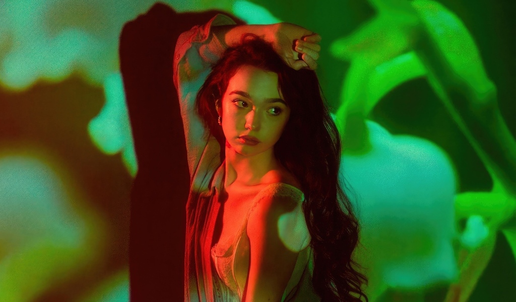 Милая молодая девушка актриса Руби Джей