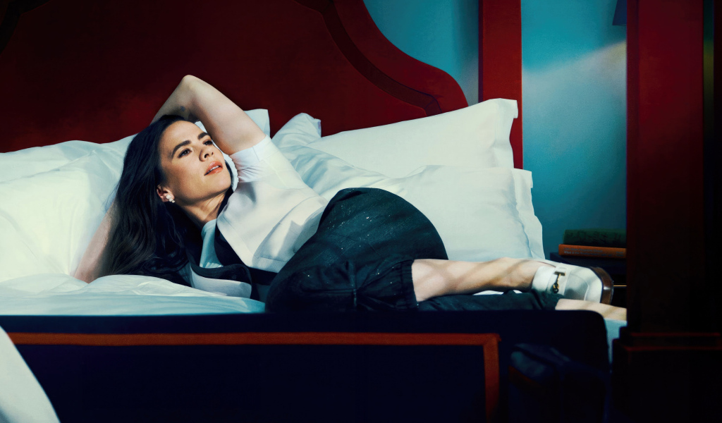 Английская актриса Хейли Этвелл лежит на кровати