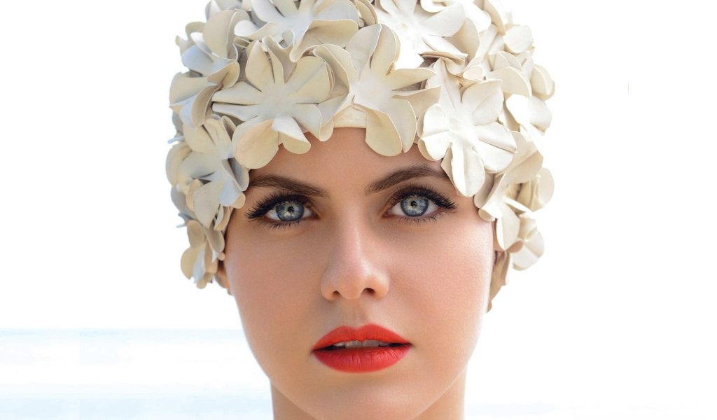 Лицо актрисы Александра Даддарио в шапке крупным планом