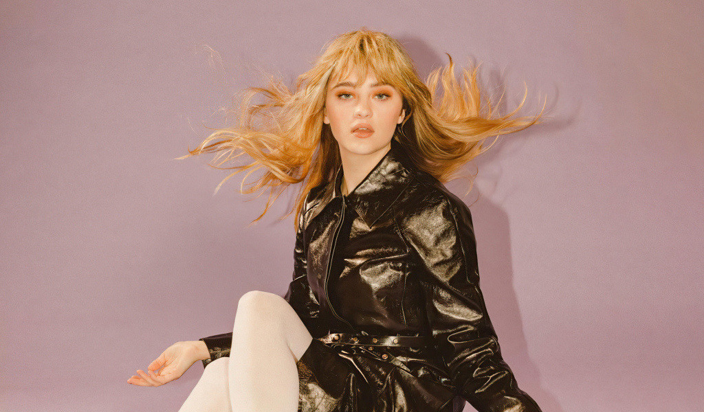 Девушка в черной куртке актриса Лиззи Грин