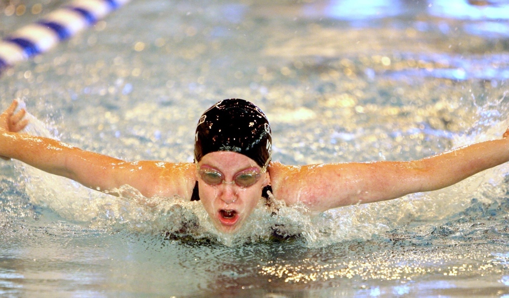 Девушка пловец на соревнованиях