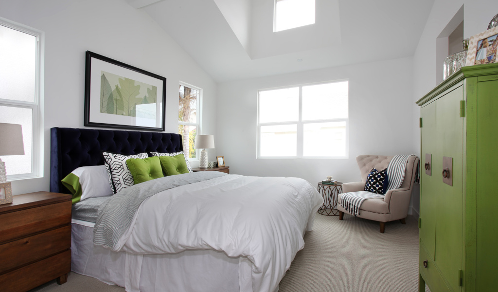 Высокая мягкая кровать в спальной комнате