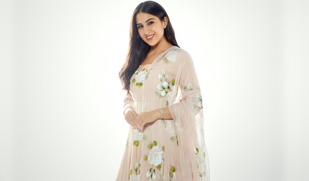 Индийская актриса Сара Али Кхан на сером фоне