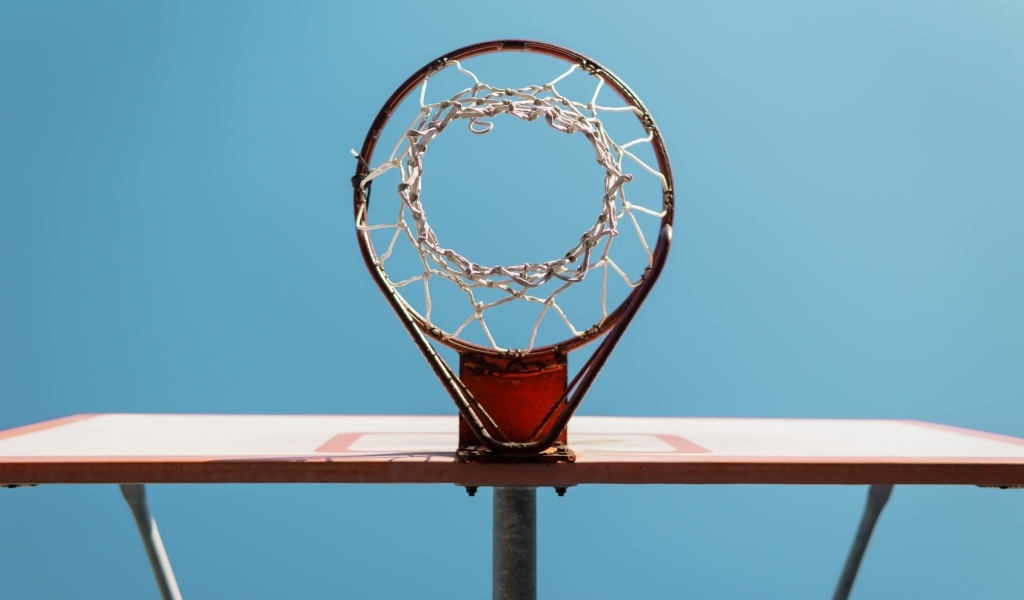 Большое баскетбольное кольцо на голубом фоне