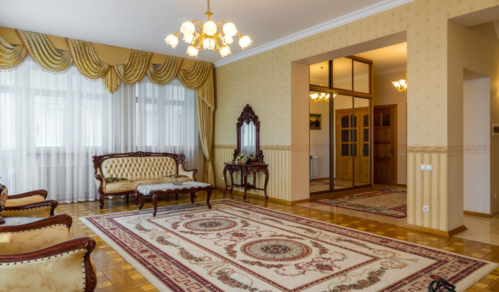 Большая гостиная комната с ковром