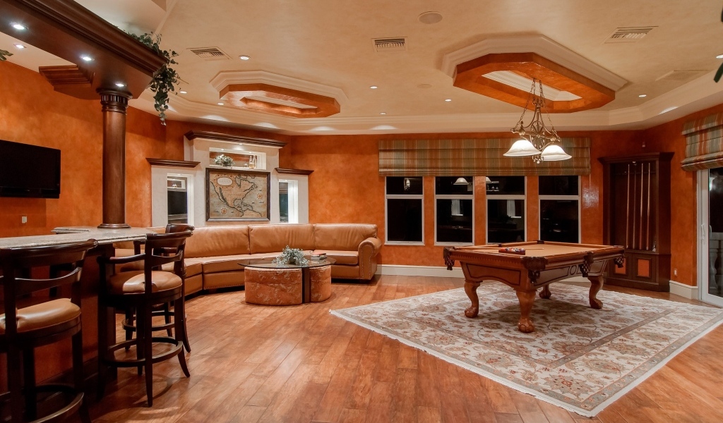 Большая комната с бильярдным столом