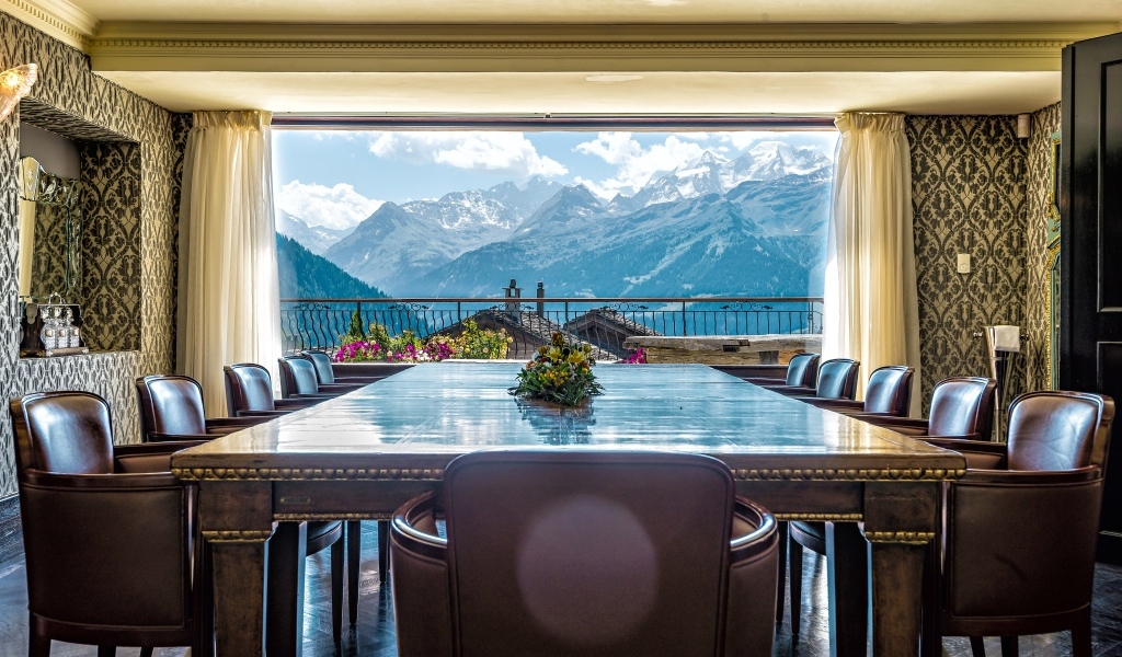 Большой стол и стулья в гостиной с красивым видом из окна