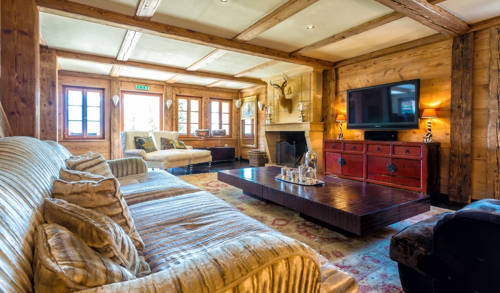 Большой стол и диван в гостиной