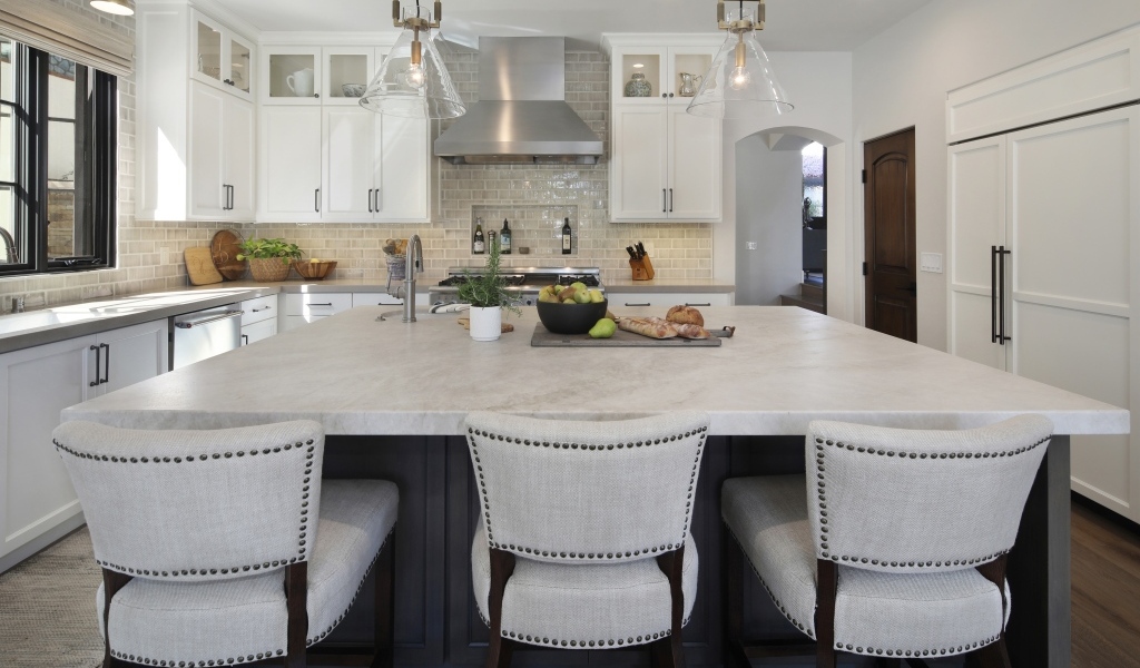 Большой стол со стульями в светлой кухне