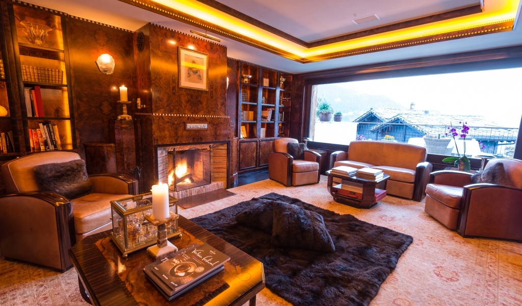 Большое окно в гостиной комнате с камином