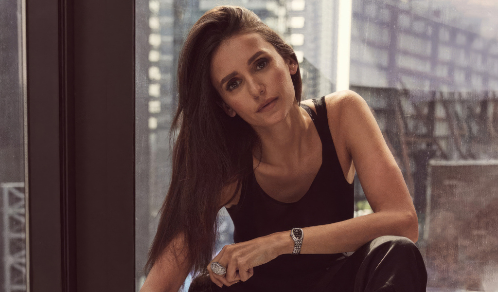 Длинноволосая канадская актриса Нина Добрев