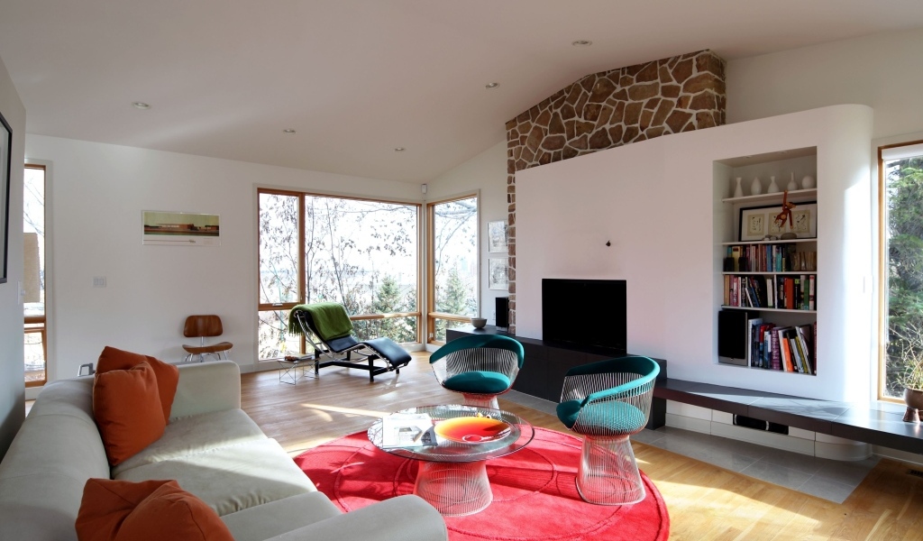 Много мебели в гостиной с большим окном