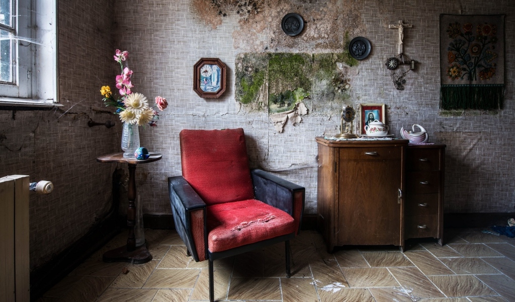 Старая комната с красным креслом