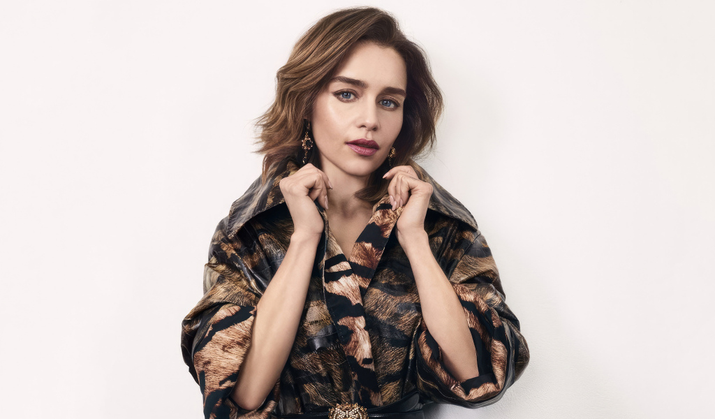 Популярная британская актриса Эмилия Кларк на сером фоне