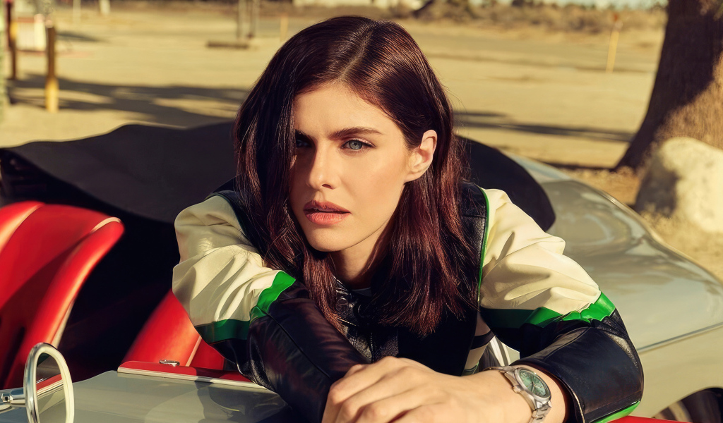 Популярная актриса Александра Даддарио сидит в автомобиле