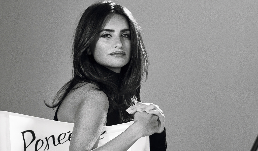 Популярная актриса Пенелопа Крус на сером фоне