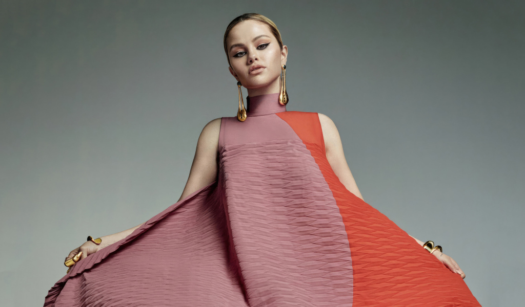 Популярная девушка Селена Гомес в платье на сером фоне