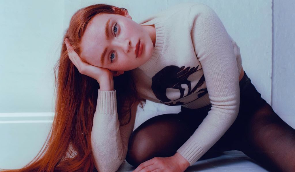 Рыжеволосая девушка актриса Сэди Синк