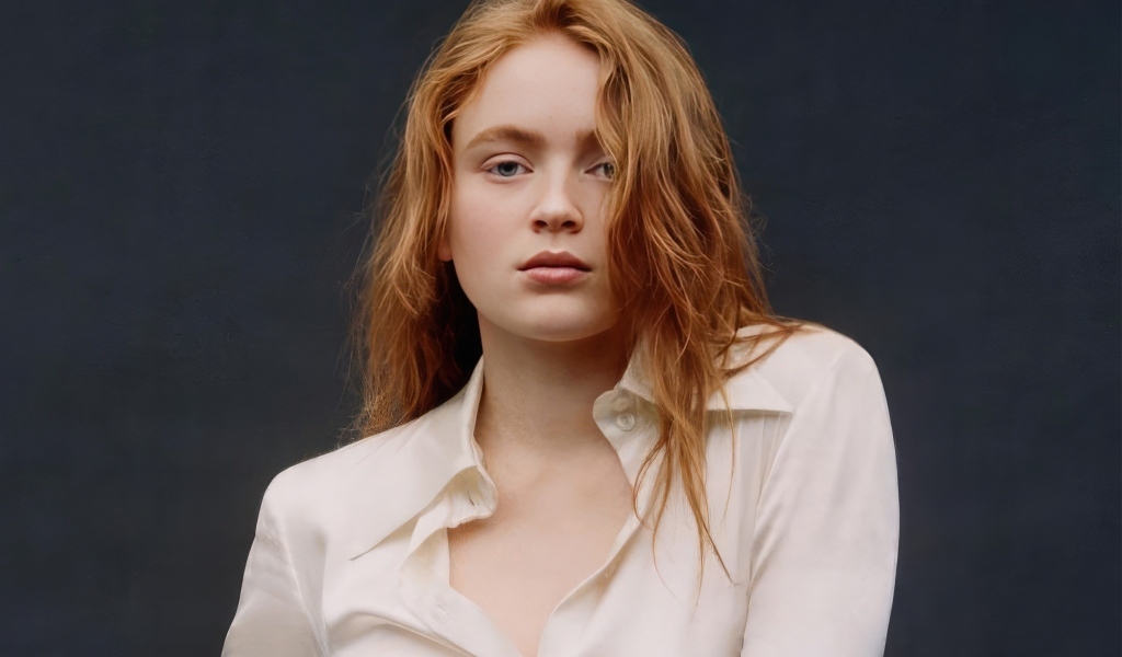 Рыжеволосая девушка актриса Сэди Синк