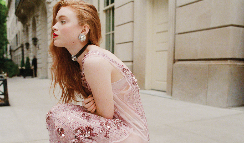 Рыжеволосая Сэди Синк в розовом платье