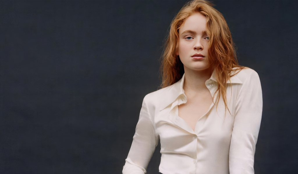 Рыжеволосая Сэди Синк  в белой блузке