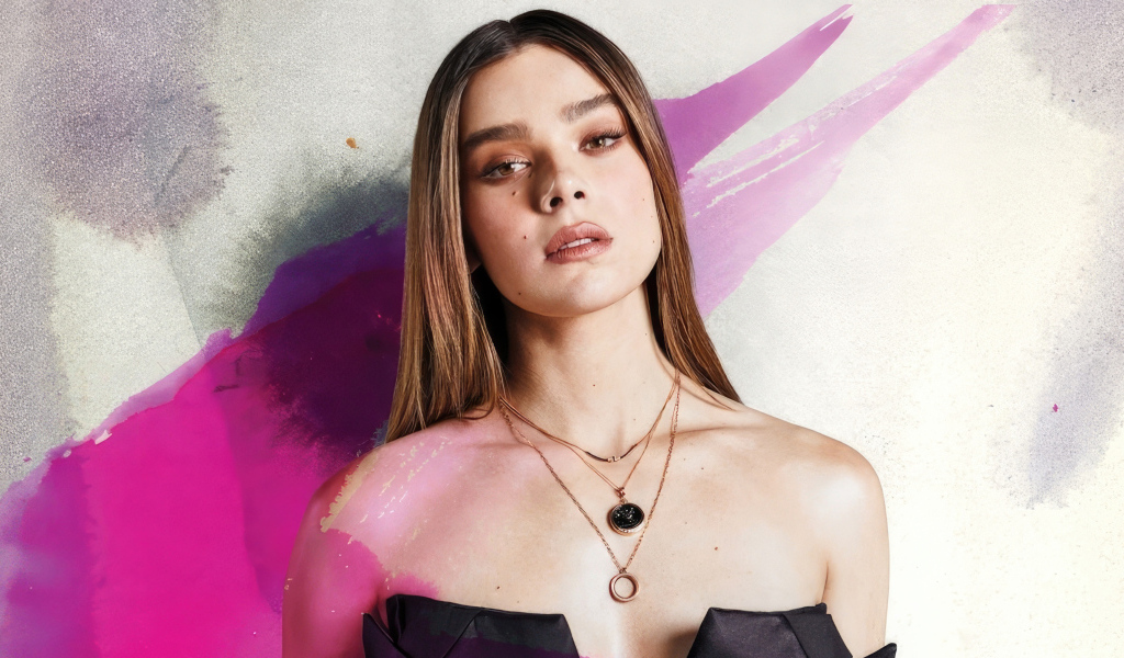 Романтическая актриса Хейли Стайнфелд на фоне стены