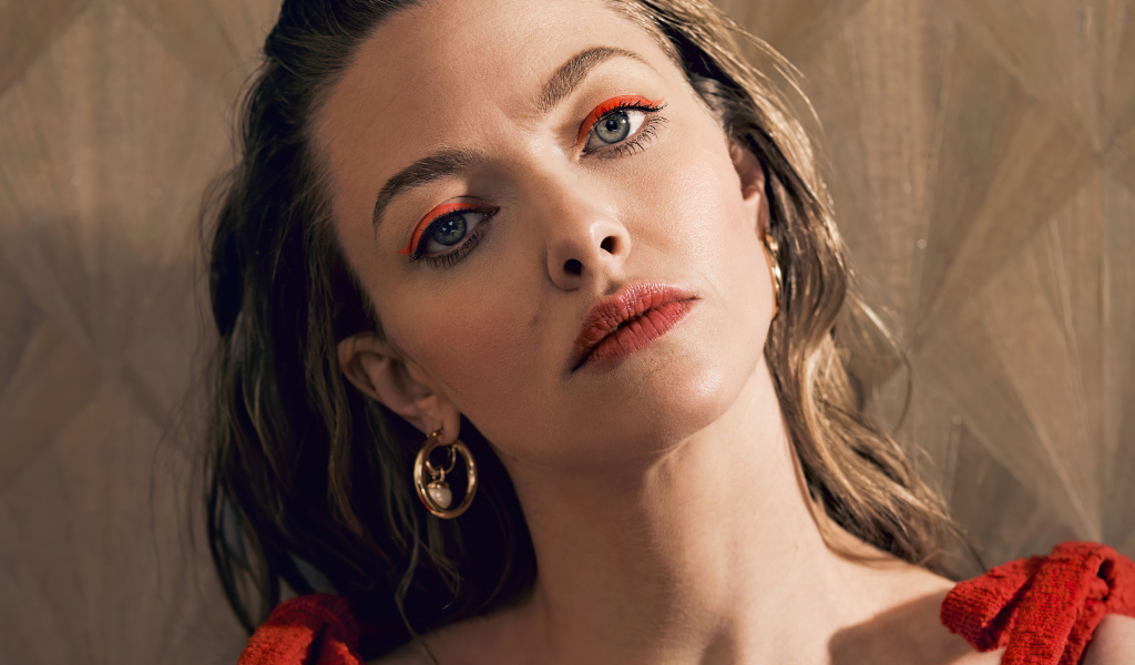 Грустная актриса Аманда Сайфред стоит у стены