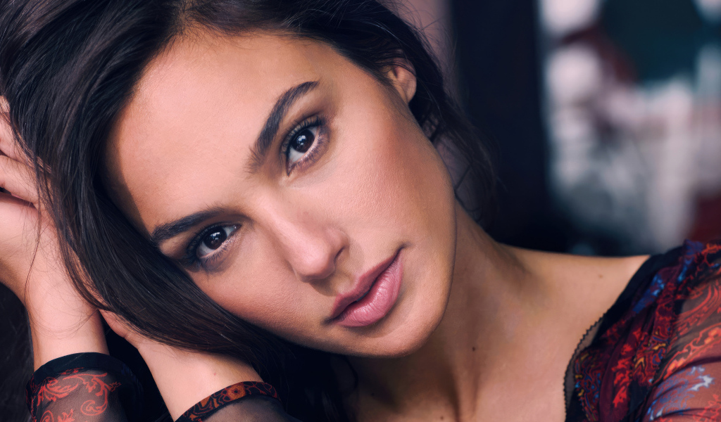 Грустная кареглазая девушка актриса Галь Гадот